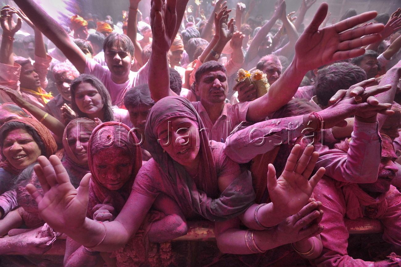 255 Košťál Jan - Růžoví věřící - Vrindavan, Indie