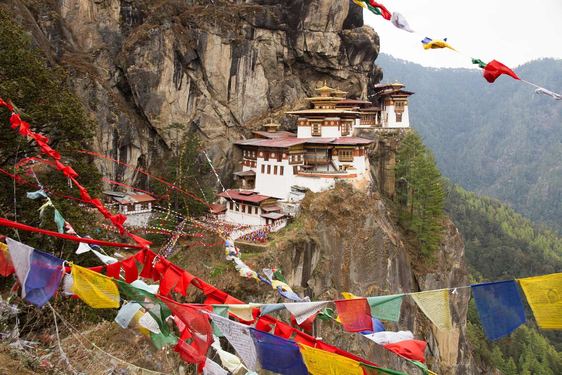 Москва бутан. Бутан Гималаи. Бутан горы. Королевство бутан флпг. Непал и бутан.