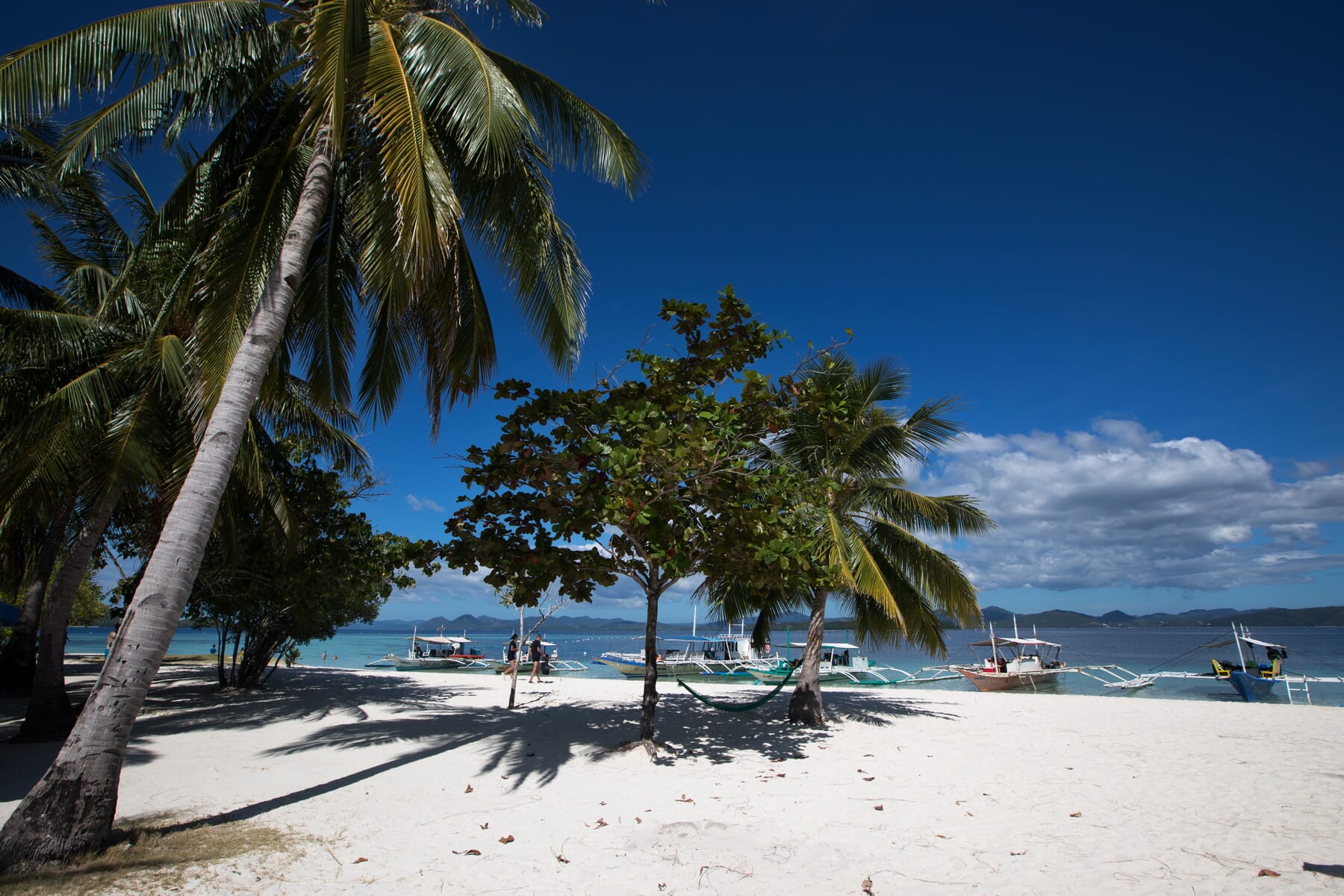 Filipíny - bšlostné pláže lákající k odpočinku - foto M. Grmolenská