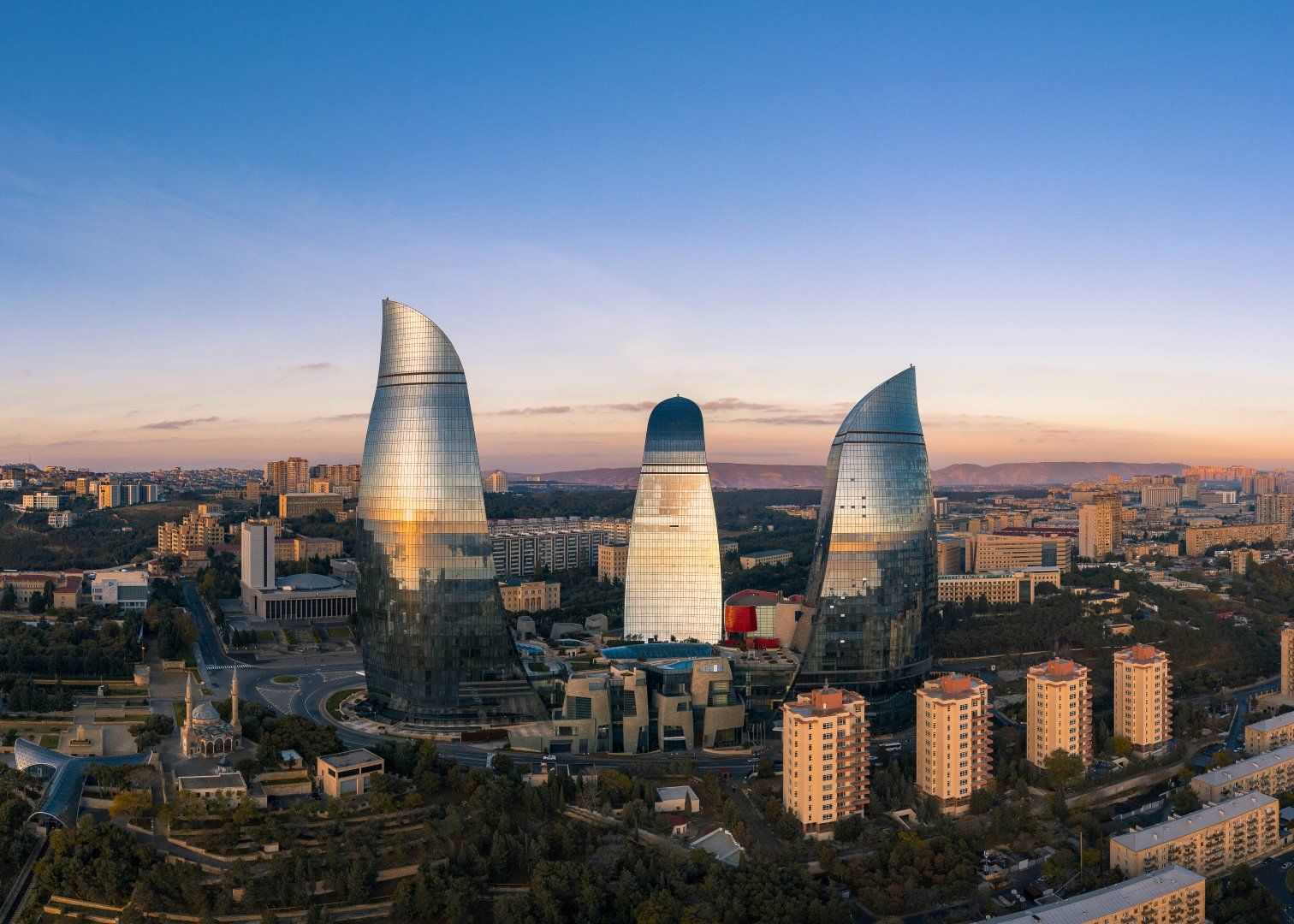 Ázerbájdžán - Plamenné věže v Baku - foto Lloyd Alozie on Unsplash