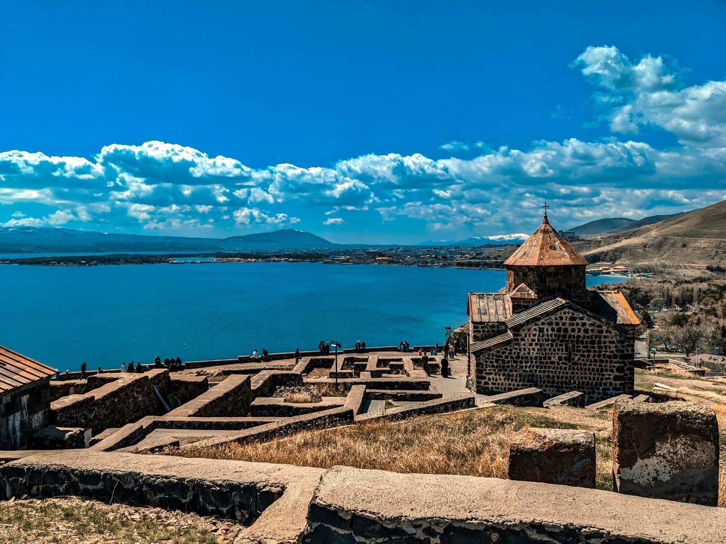 Arménie - klášter Sevanavank s jezerem Sevan - foto Artem Darkov on Unsplash