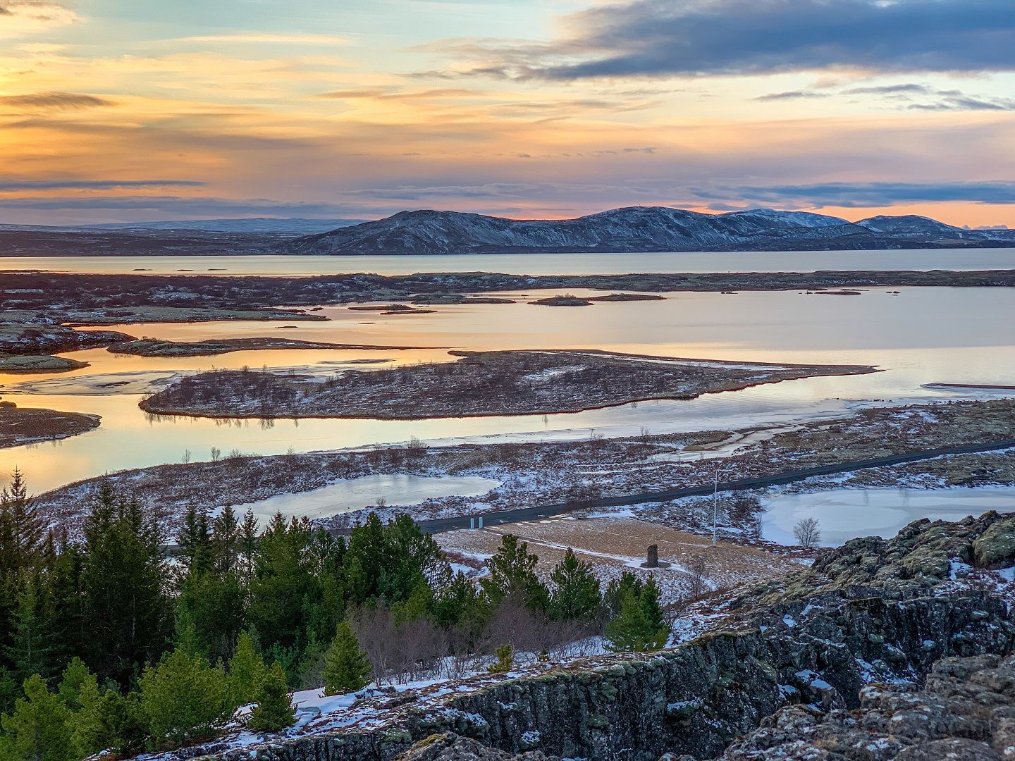 Island – krajina v národním parku Pingvellir – foto Adam Gavlák on Unsplash